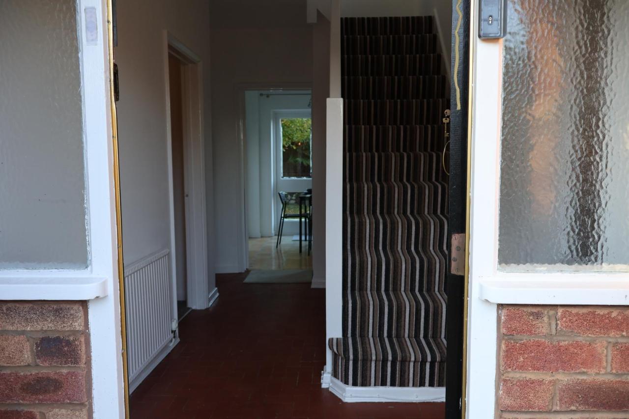 Spacious 4 Bed Home Near Nec, Jlr & Airport Parking For 3 Cars Ideal For Contractors! Solihull Exteriör bild