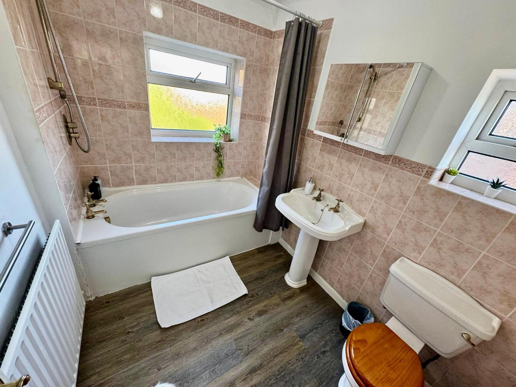 Spacious 4 Bed Home Near Nec, Jlr & Airport Parking For 3 Cars Ideal For Contractors! Solihull Exteriör bild