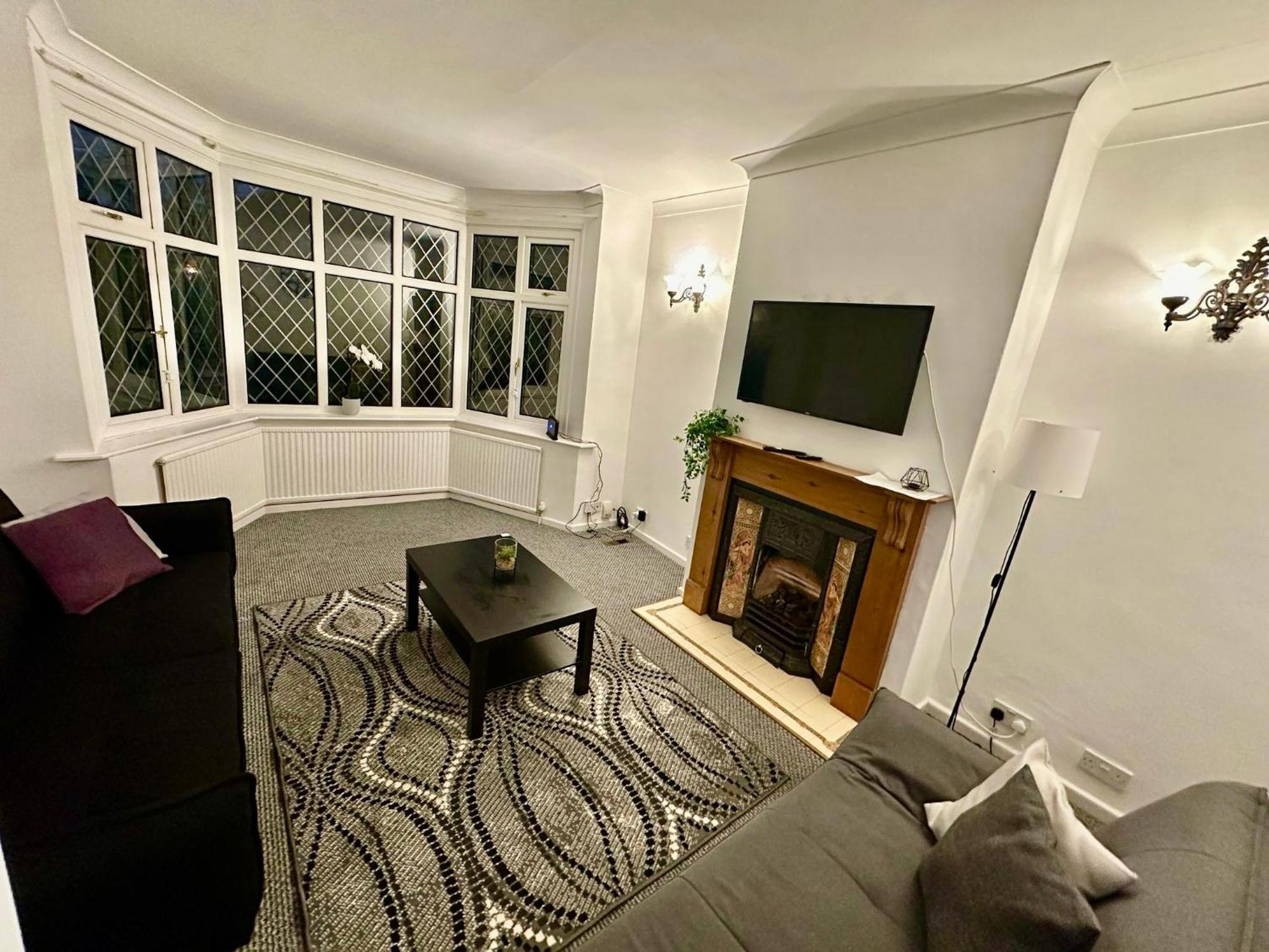 Spacious 4 Bed Home Near Nec, Jlr & Airport Parking For 3 Cars Ideal For Contractors! Solihull Exteriör bild