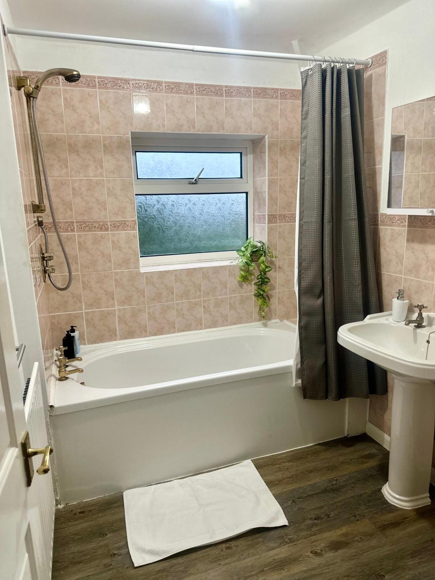 Spacious 4 Bed Home Near Nec, Jlr & Airport Parking For 3 Cars Ideal For Contractors! Solihull Exteriör bild